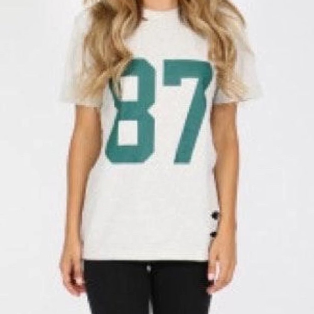 Kittenish tee